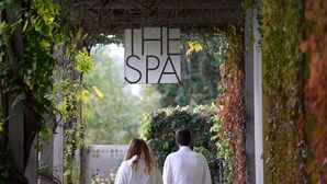 Una pareja caminando hacia un letrero que dice THE SPA.