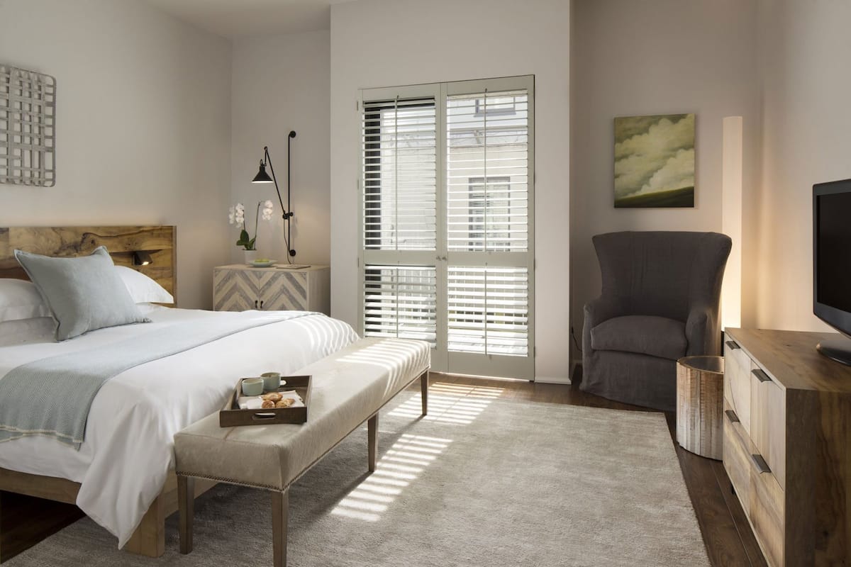 Frette Italian sheets, down comforters, in-room safe, iron/ironing board