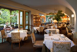 2 restaurants servant le déjeuner et le dîner, plats Cuisine américaine