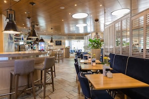 Bar (on property) - Westcord Aparthotel Boschrijck (West-Terschelling)