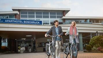 Un edificio moderno con un letrero que dice 'APARTHOTEL BOSCHRIJK'.