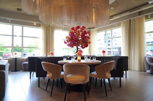 Café da manhã com buffet todos os dias (EUR 21.50 por pessoa) 