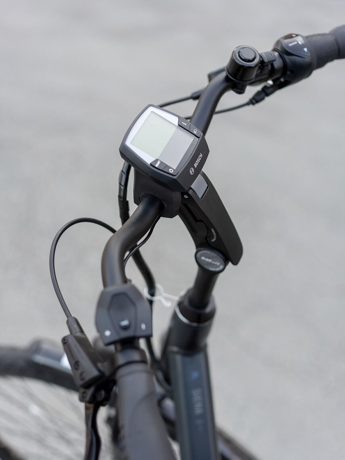 Ein Fahrrad mit digitalem Display und Bedienelementen.