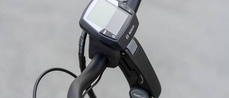 Ein Fahrrad mit digitalem Display und Bedienelementen.