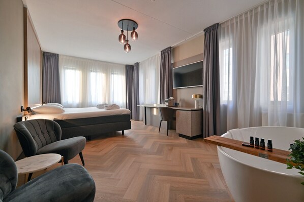 Hypo-allergenic bedding, minibar, in-room safe, desk - Hotel Alkmaar (Alkmaar)