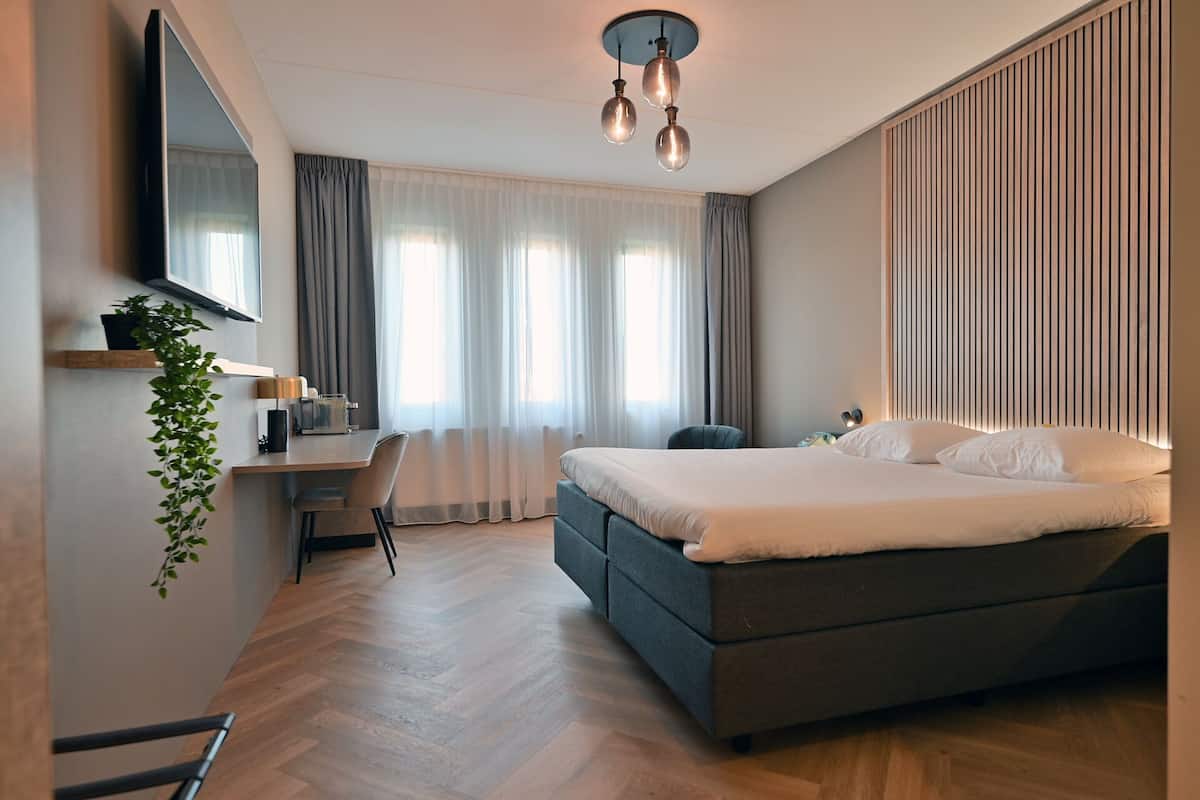 Superior Room, 1 King Bed | 1 bedroom, hypo-allergenic bedding, minibar, in-room safe