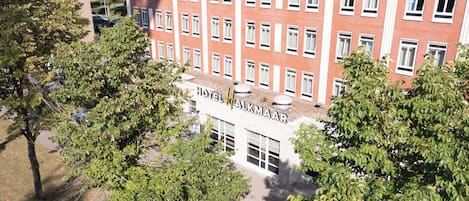 Vista frontal de la propiedad