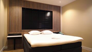 Quarto econômico (without daylight, inner/inside room) | Roupas de cama antialérgicas, frigobar, cofres nos quartos, escrivaninha