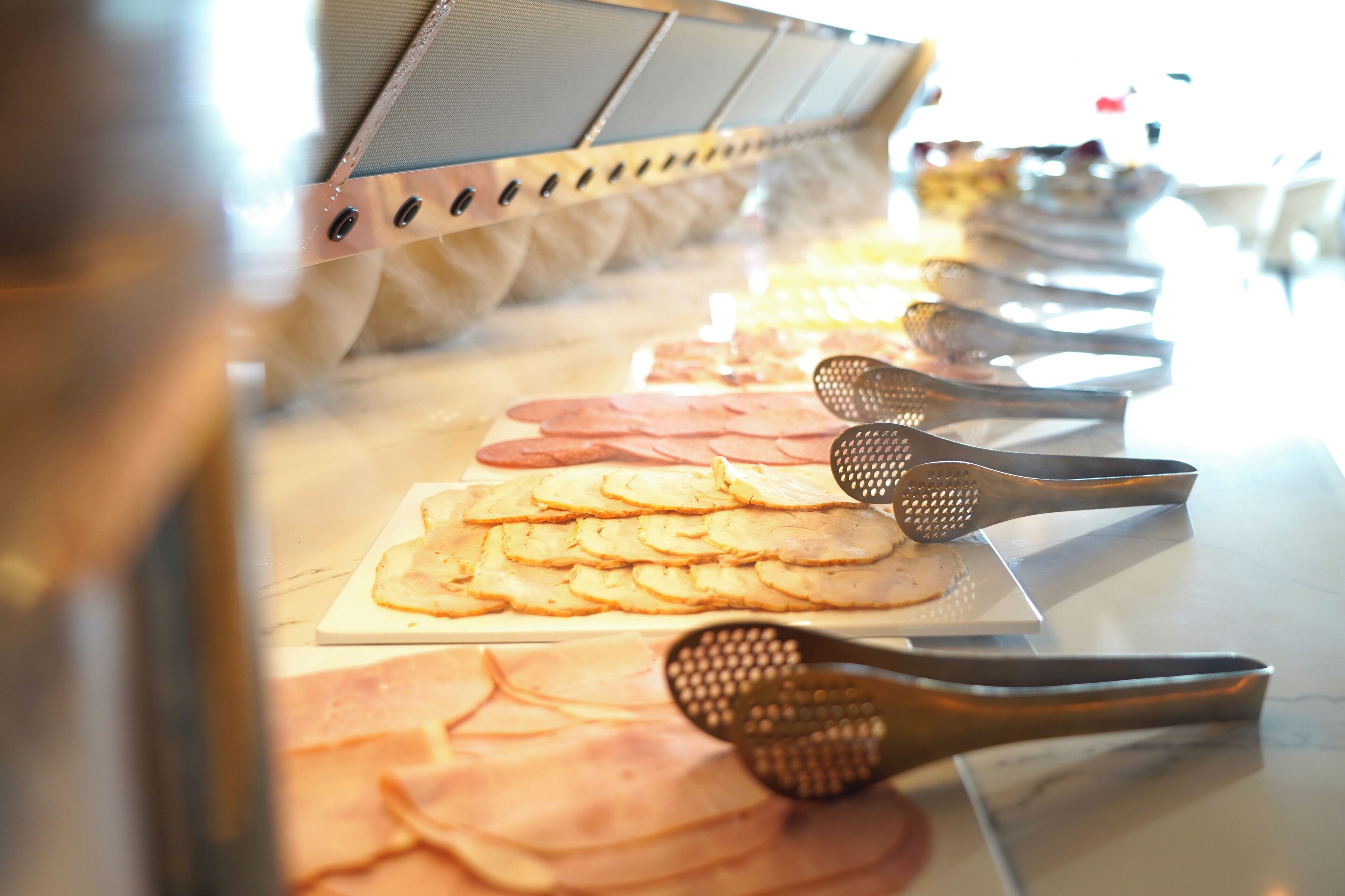 Ein reichhaltiges Buffet mit verschiedenen Speisen und Geschirr.