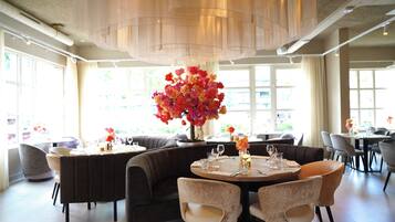 2 restaurants, serveren ontbijt, lunch, diner, internationale gerechten