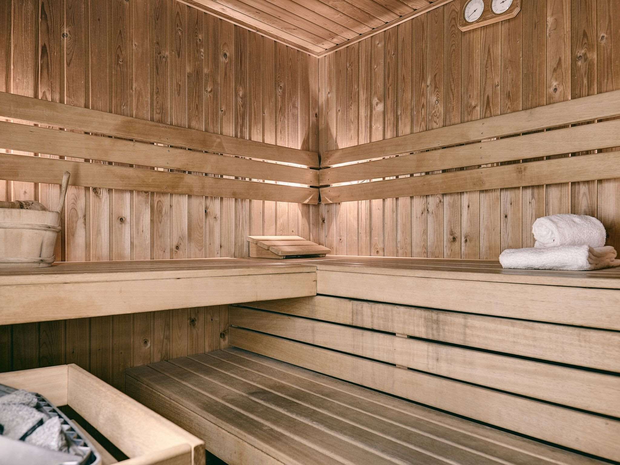 sauna, hot tub
