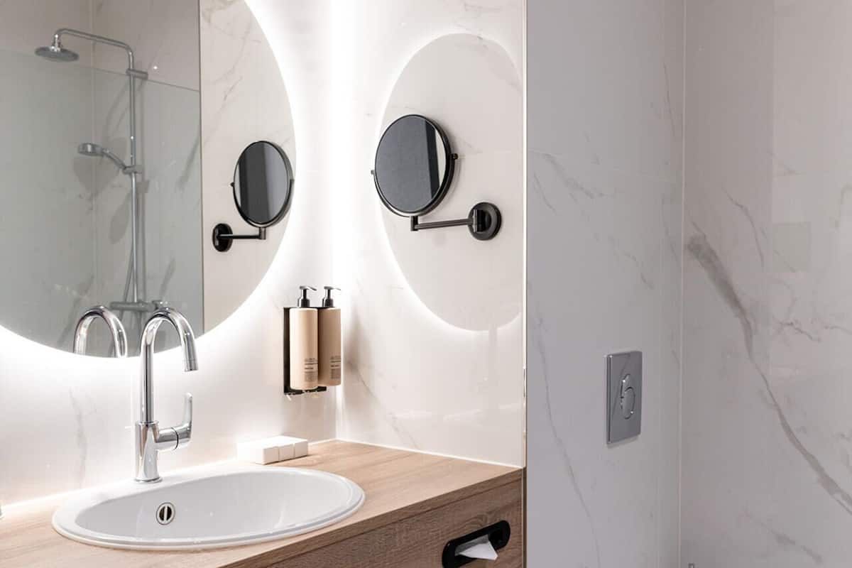 hair dryer, towels, soap, shampoo