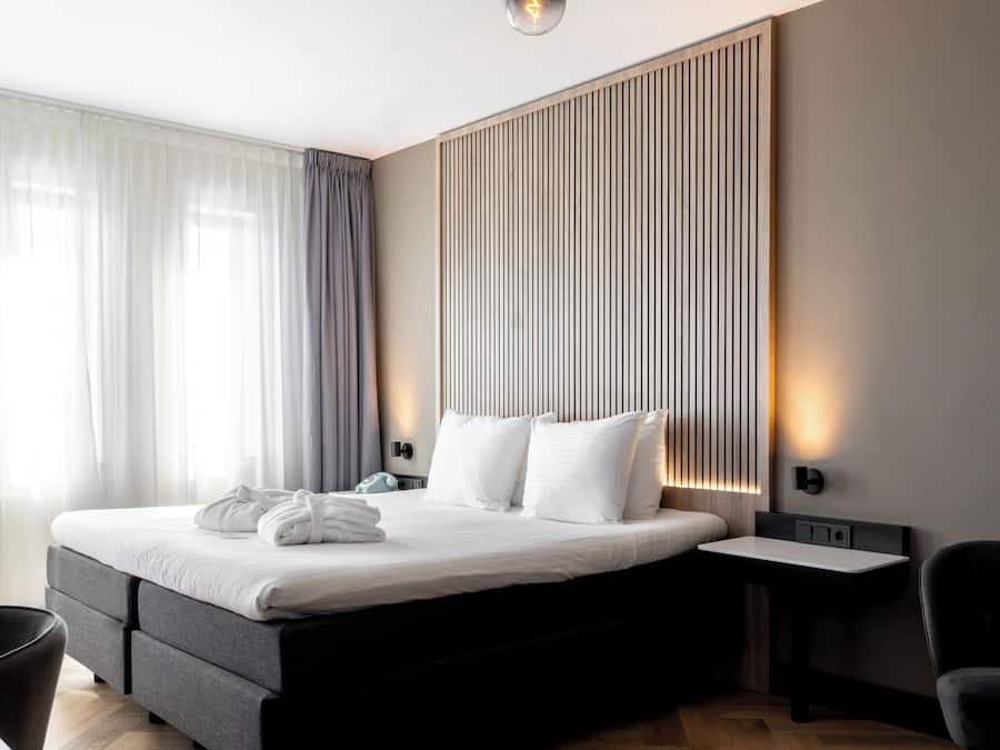 Hypo-allergenic bedding, minibar, in-room safe, desk