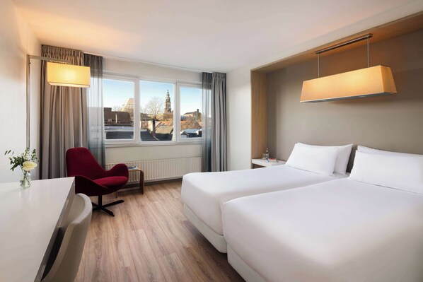 Standard Room | In-room safe, desk, blackout drapes, iron/ironing board