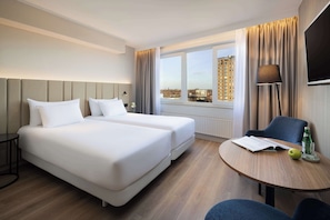 Caja de seguridad en la habitación, escritorio y cortinas blackout