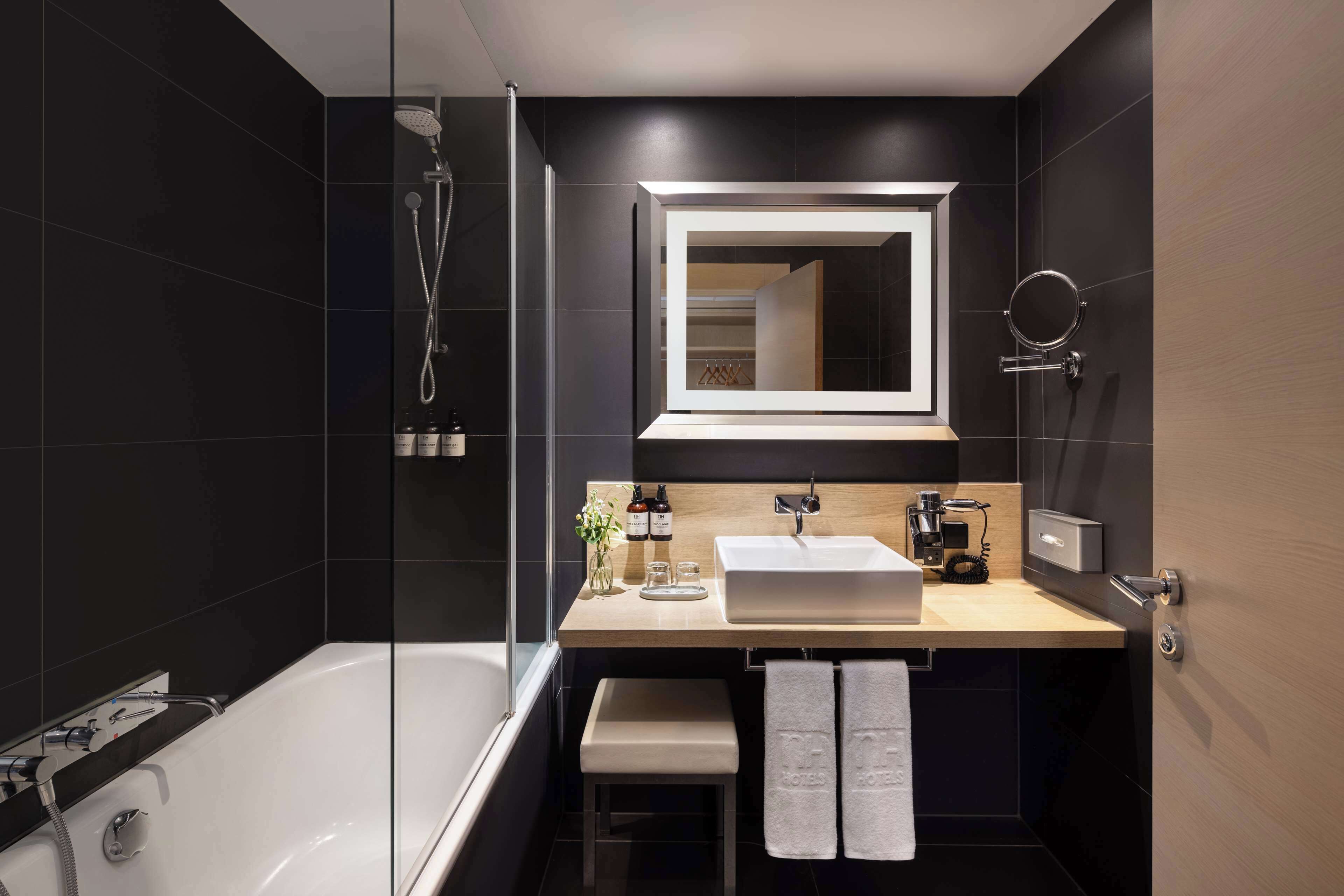 standard room | bathroom | eco-friendly toiletries, towels