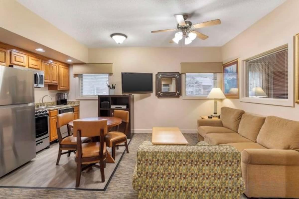 1 Bedroom 1 Queen Suite With Sofabed