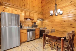 Full-sized fridge, microwave, oven, stovetop