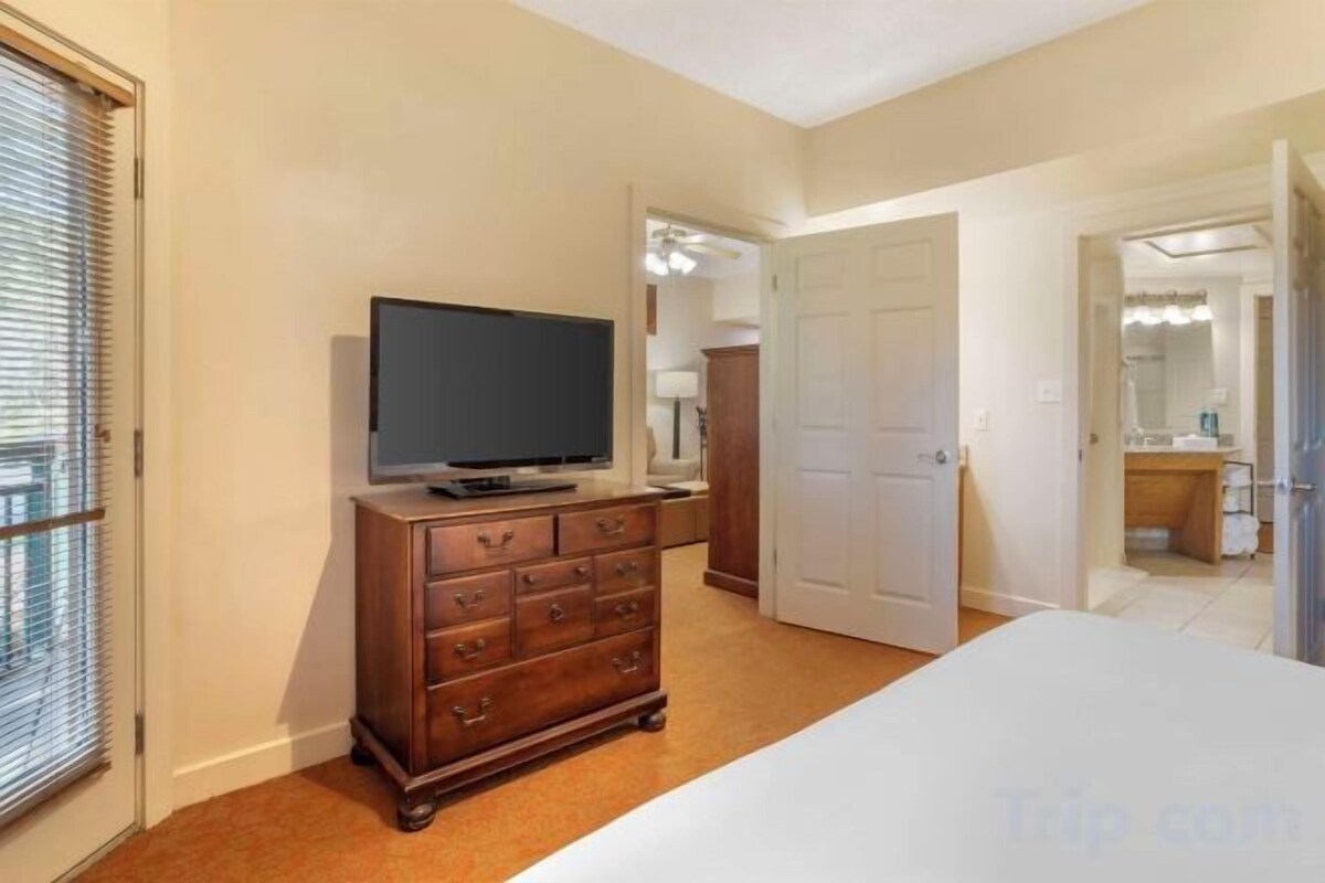Iron/ironing board, bed sheets