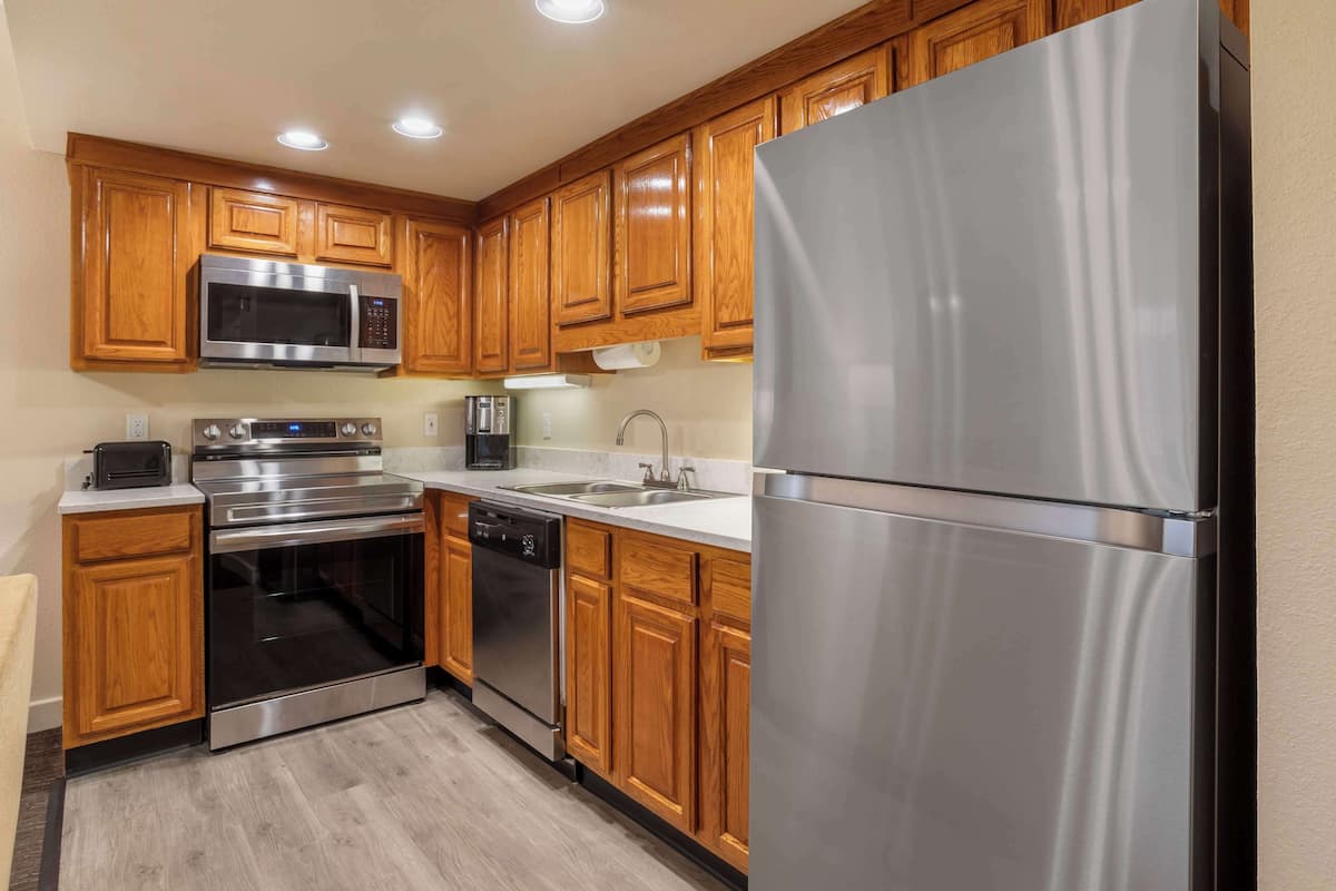 full-sized fridge, microwave, oven, stovetop