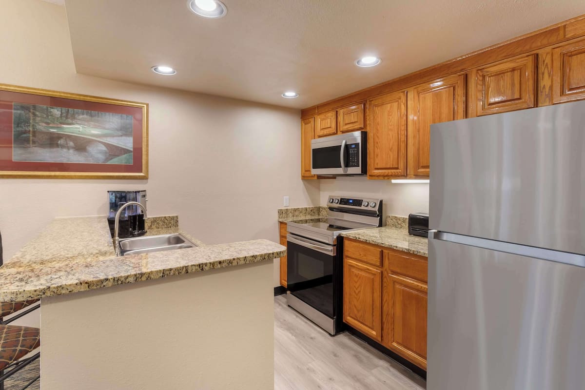 full-sized fridge, microwave, oven, stovetop