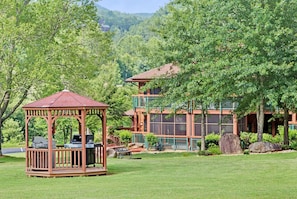 Courtyard - Hilton Vacation Club Bent Creek Golf Village Gatlinburg (Gatlinburg)