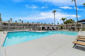 Piscine extérieure, cabanons gratuits, parasols de plage