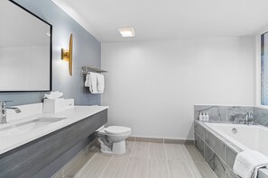 Articles de toilette de luxe, sèche-cheveux, serviettes fournies, savon