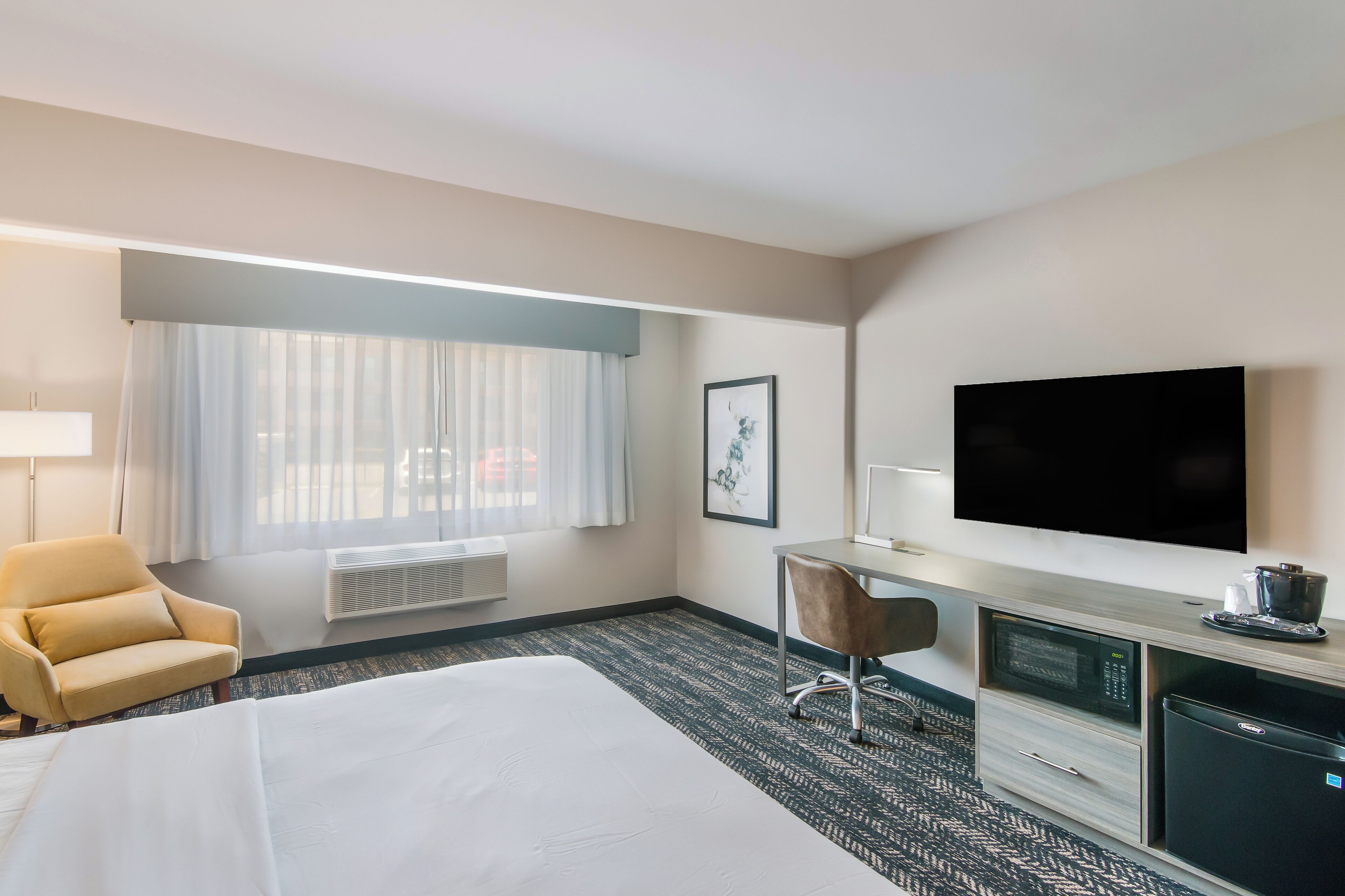 Room, 1 King Bed, Mobility Accessible, Non Smoking (Hearing, Roll-in Shower) | Premium bedding, pillowtop beds, desk, laptop workspace