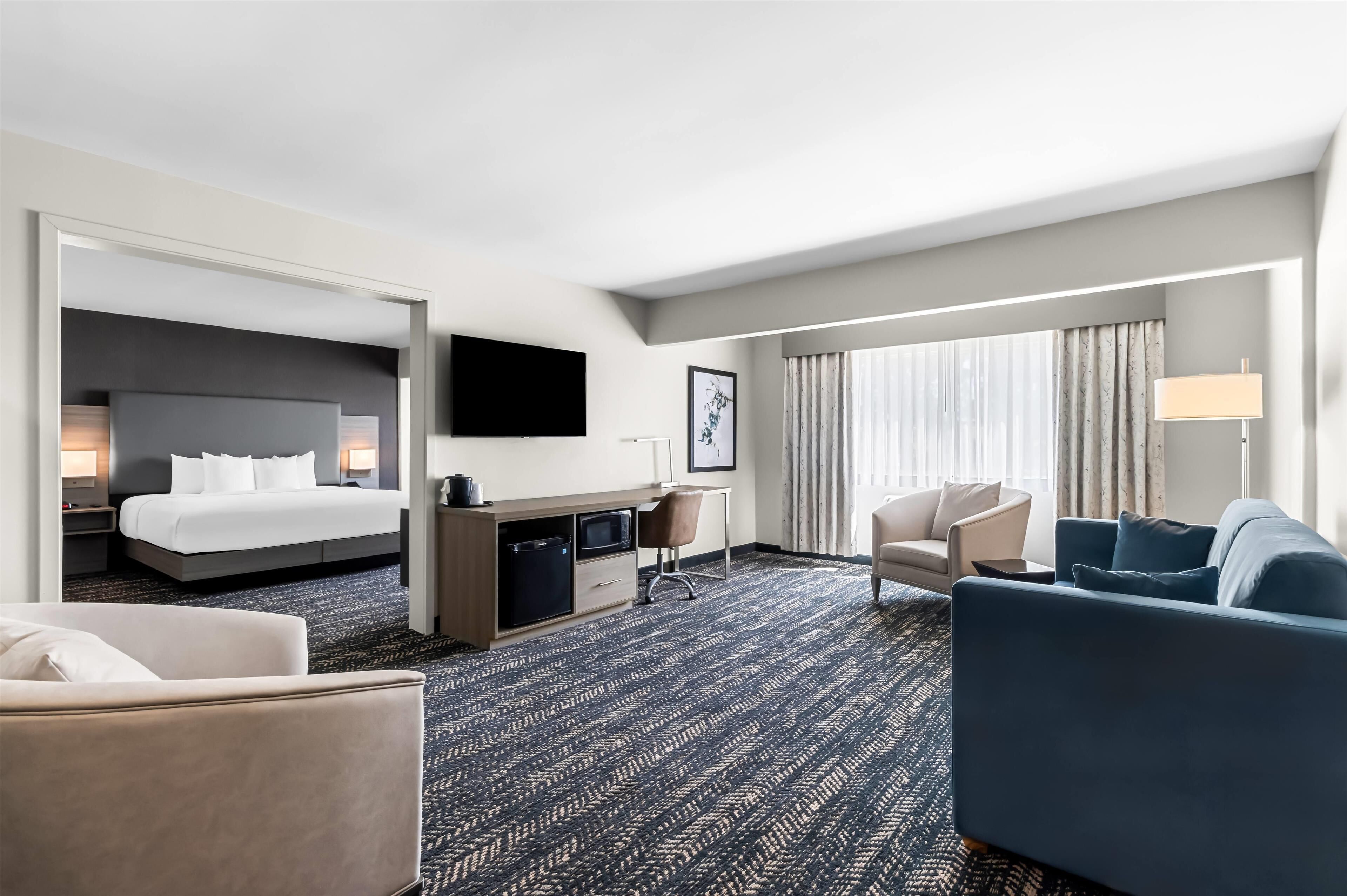 เครื่องนอนระดับพรีเมียม, เตียงพร้อมฟูกเสริมที่นอน, โต๊ะทำงาน