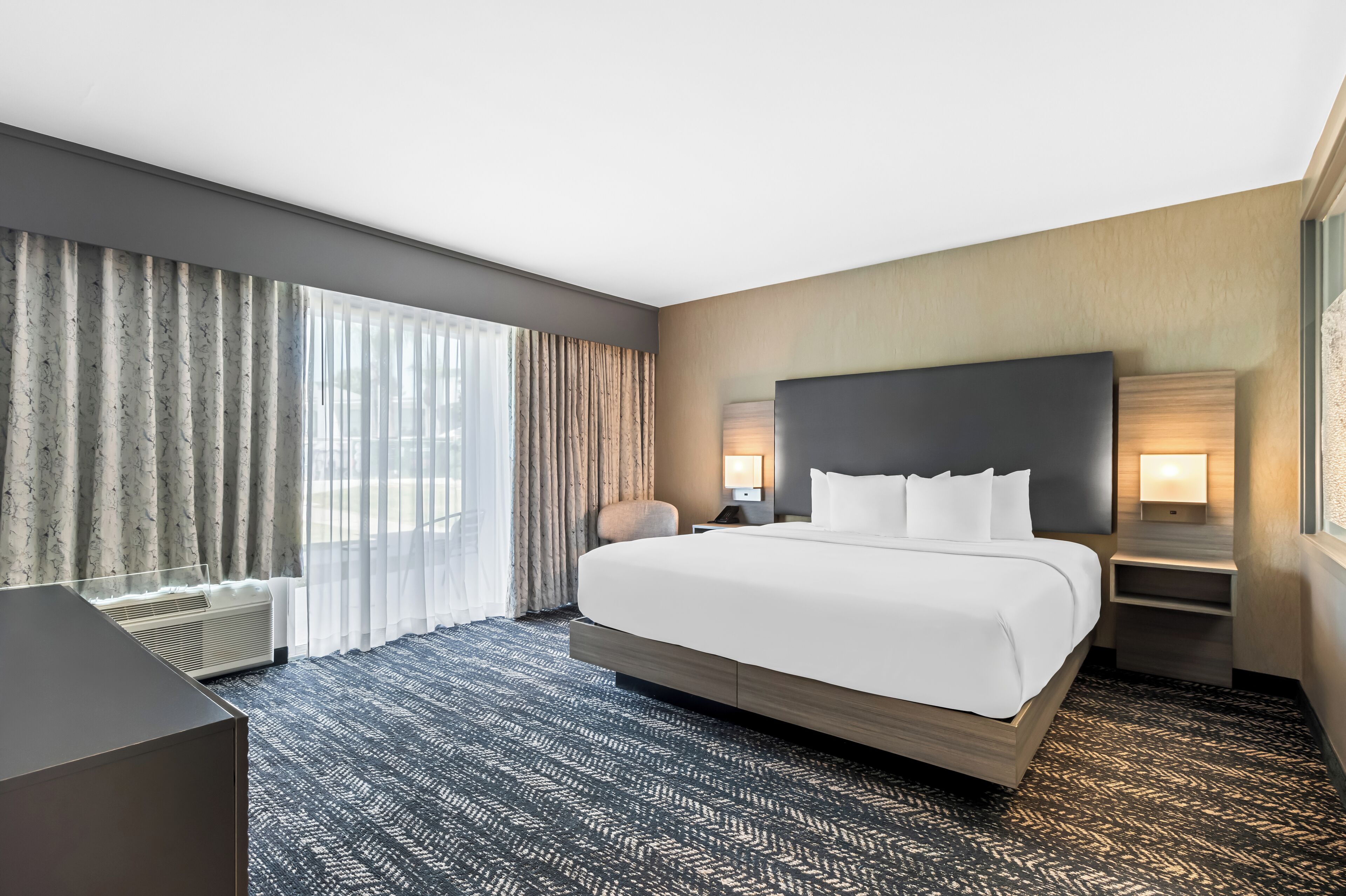 deluxe suite, 1 king bed, non smoking, pool view | premium bedding, pillow-top beds, desk, laptop workspace