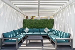 Piscina externa, funciona das 10h às 22h, barracas de cortesia