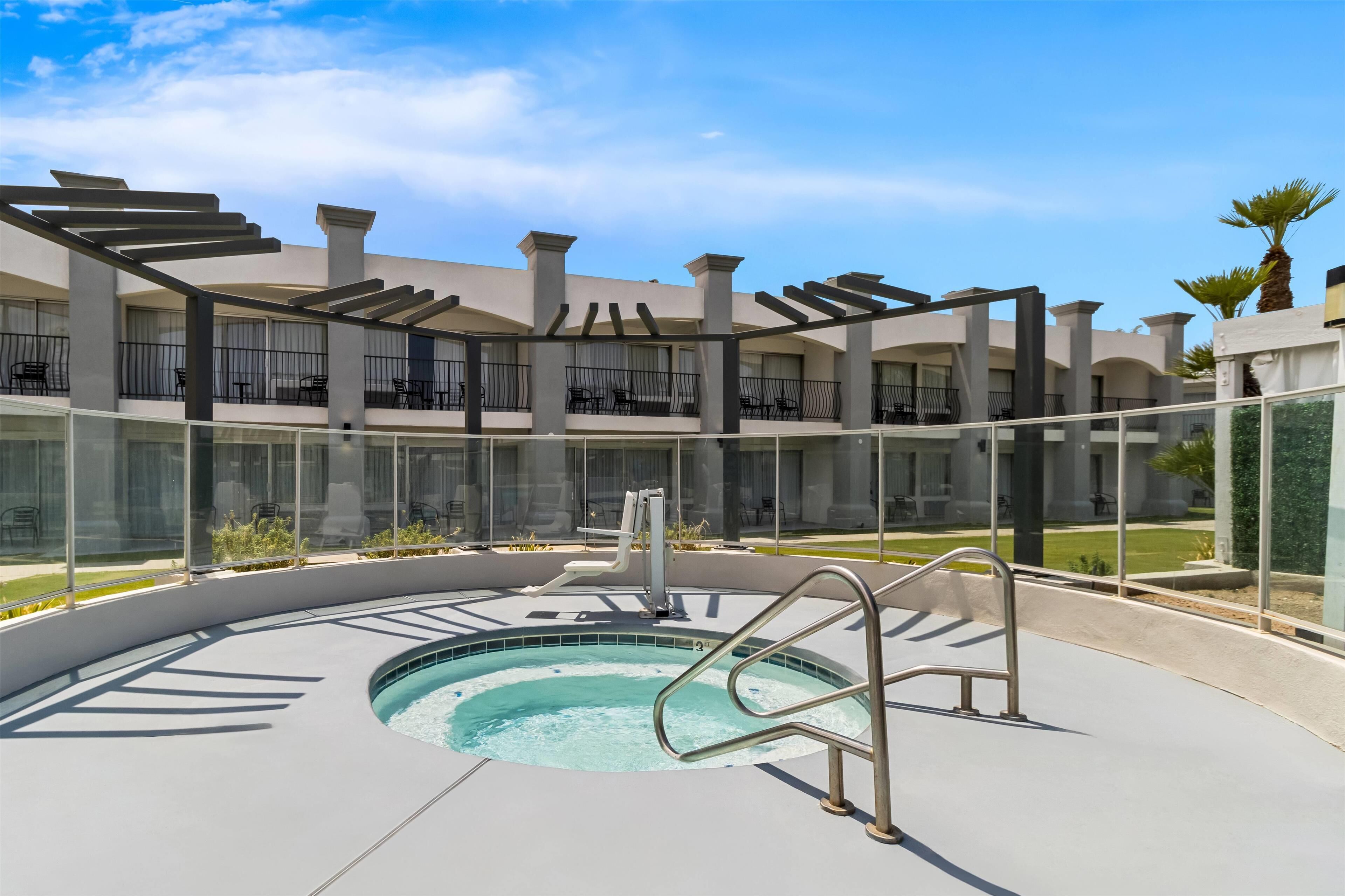 室外游泳池，開放時間為 10:00 至 22:00，提供免費遮陽小屋和泳池遮陽傘