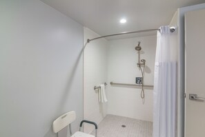 Chambre, 1 très grand lit, accessible aux personnes à mobilité réduite (Hearing, Roll-in Shower) | Salle de bain