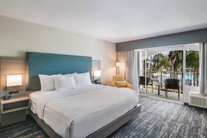 Premium bedding, pillowtop beds, desk, laptop workspace - Hourglass Hotel, Trademark Collection by Wyndham (Bakersfield)