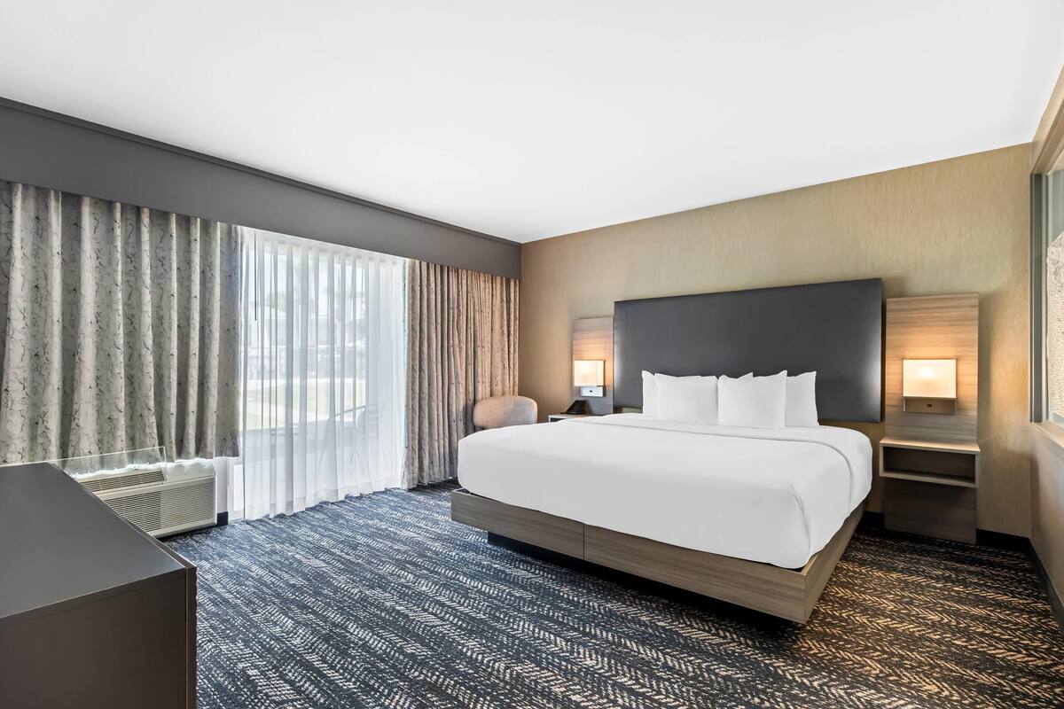 Two Room King Suite, Jetted Tub, Pool View | Pillowtop beds, desk, laptop workspace, blackout drapes