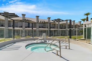 Outdoor spa tub - Hourglass Hotel, Trademark Collection by Wyndham (Bakersfield)