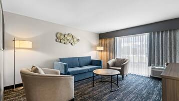 高档床上用品、加厚床垫、办公桌、笔记本电脑工作区