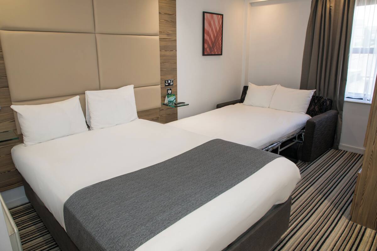 Standaard kamer, 1 tweepersoonsbed met slaapbank | Een bureau, gratis babybedden, gratis wifi, beddengoed