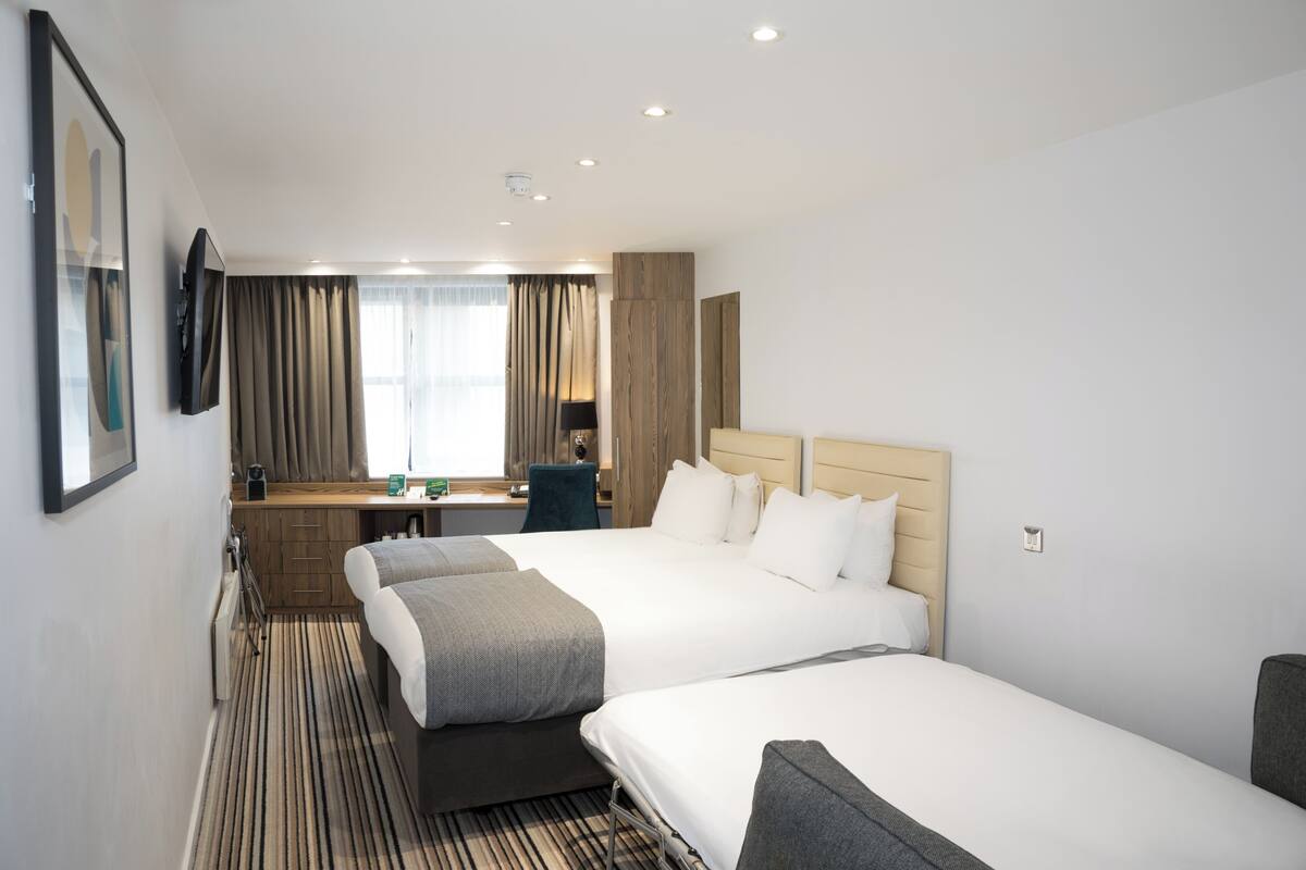 Premium kamer, Meerdere bedden | Een bureau, gratis babybedden, gratis wifi, beddengoed