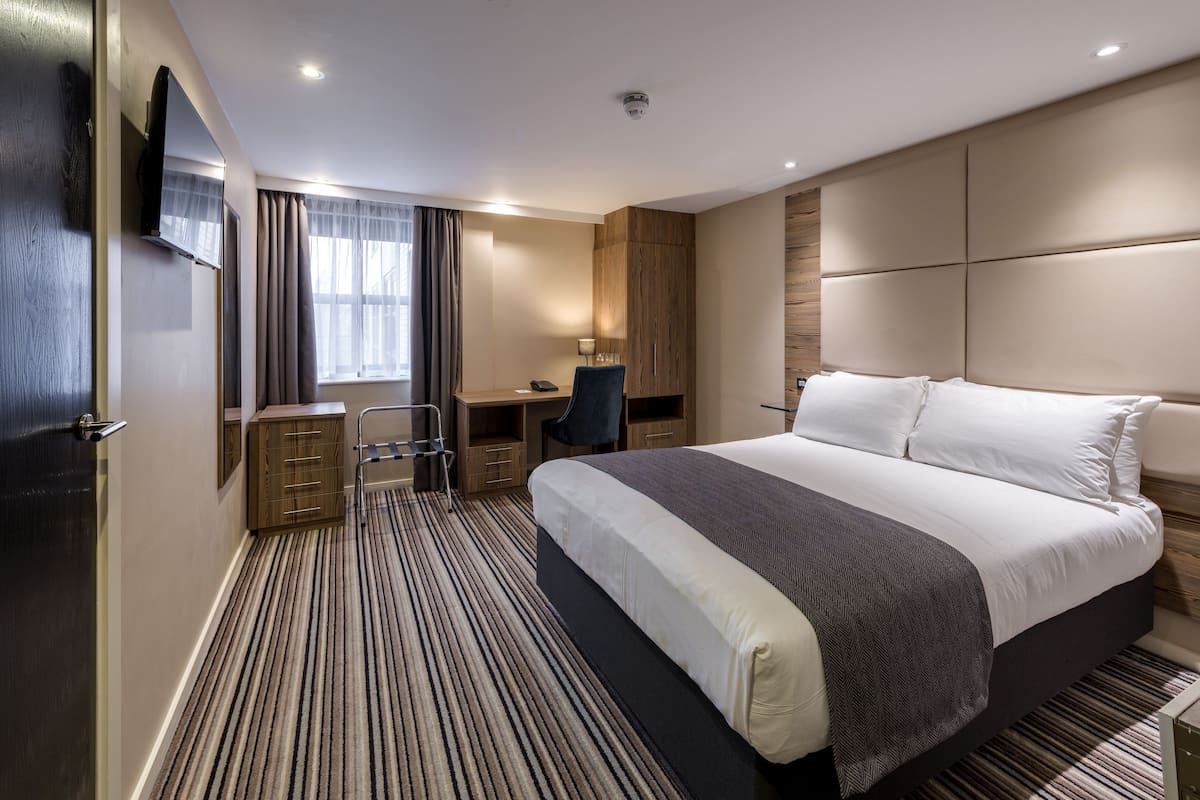 Desk, free cribs/infant beds, free WiFi, bed sheets