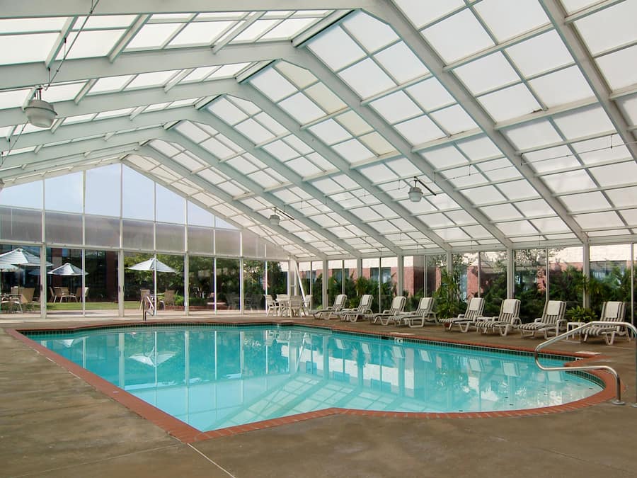 Piscina interna, funciona das meio-dia às 20h, espreguiçadeiras