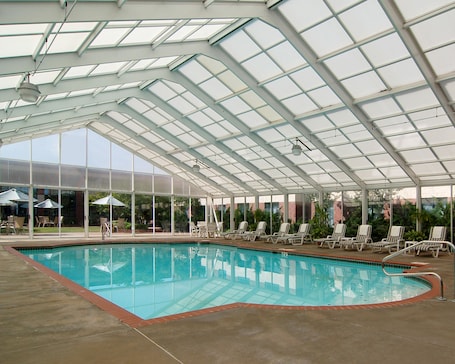 Una piscina techada, sillones reclinables de piscina. Sleep Inn Lake Wright - Norfolk Airport