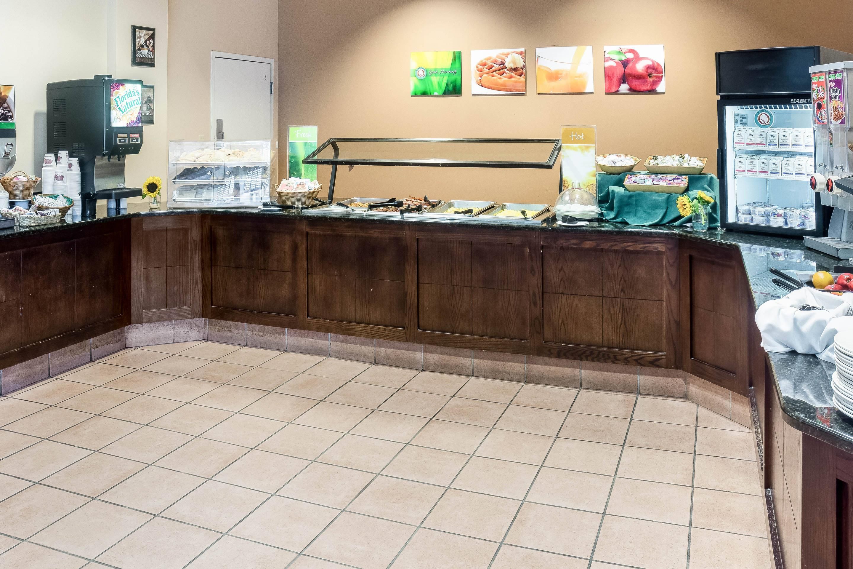 Un espace buffet proposant une variété de plats, un réfrigérateur rempli de boissons et un coin café.