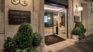 La entrada del Hotel Diana, con un cartel que muestra el nombre del hotel y su clasificación por estrellas.
