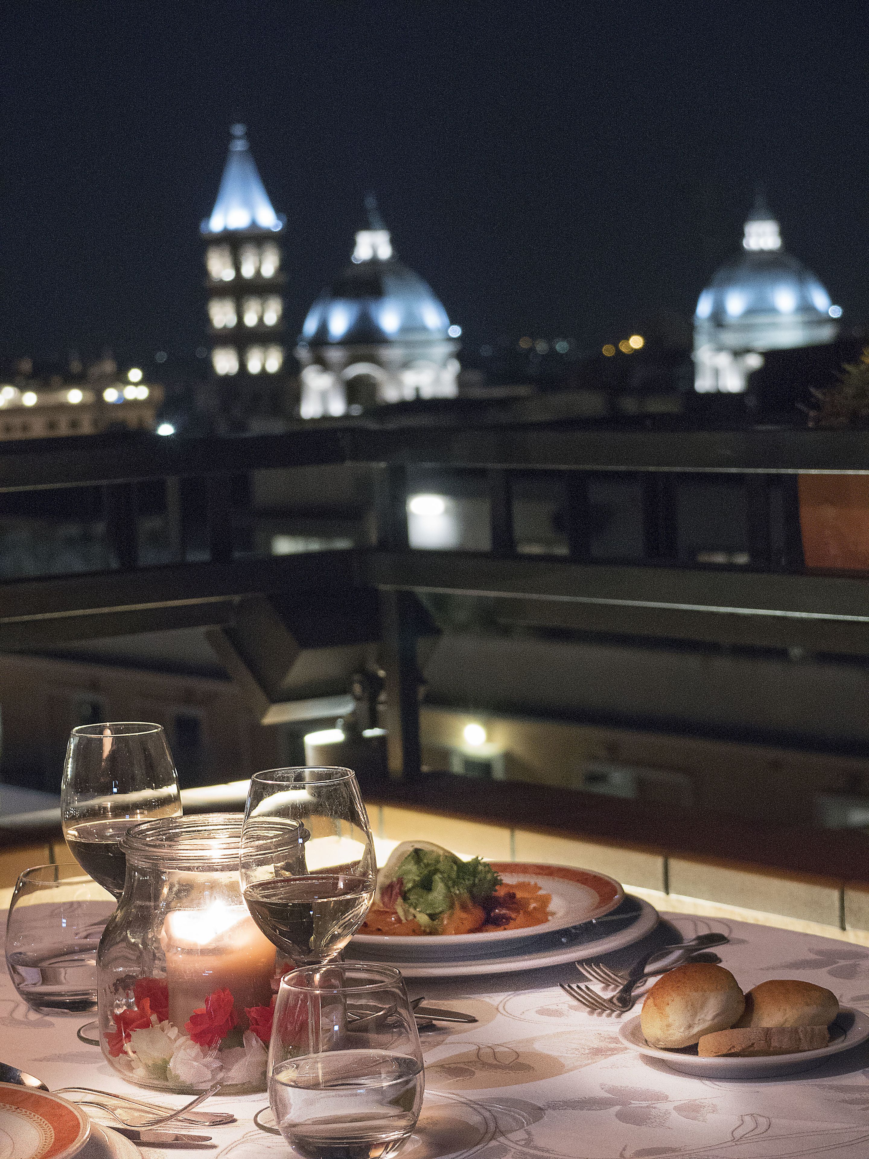 Breakfast, lunch, dinner served; alfresco dining