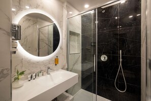 Kostenlose Toilettenartikel, Haartrockner, Bidet, Handtücher