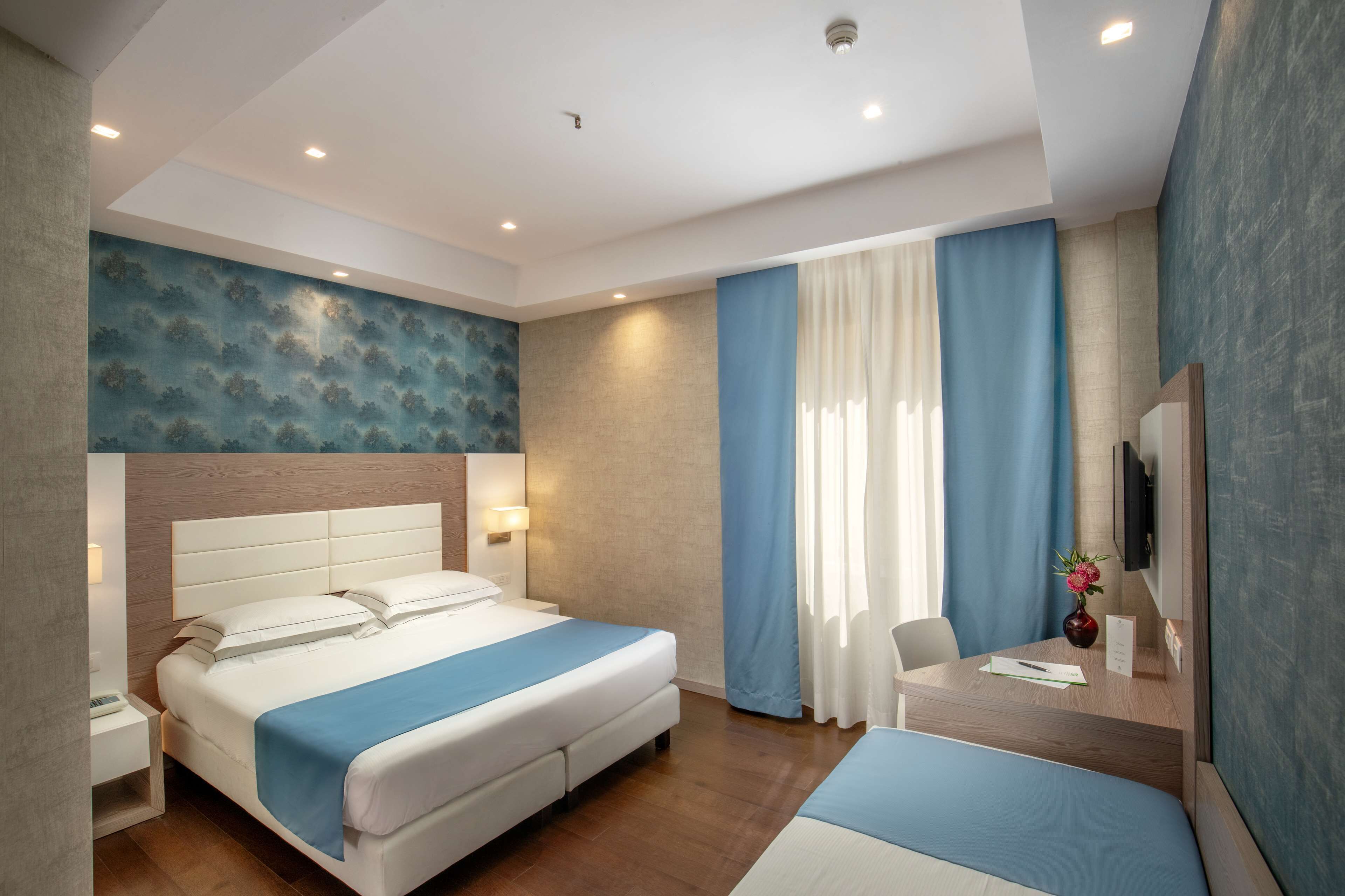 Dreibettzimmer | Hochwertige Bettwaren, Daunenbettdecken, Minibar, Zimmersafe