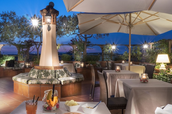 Melayani sarapan, makan siang, makan malam; dengan santap malam alfresco