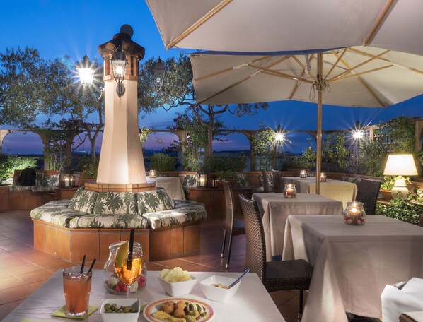 Déjeuner, dîner et souper servis sur place, restaurant en plein air 